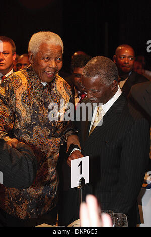 Portrait of a smiling Nelson Rolihlahla Mandela avec l'ancien Président sud-africain Thabo Mbeki à une fonction à Johannesburg en novembre 2008. Nelson Mandela a été le premier gouvernement démocratiquement élu, après l'apartheid, Président de l'Afrique Banque D'Images