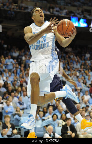 Chapel Hill, NC, USA. Dec 8, 2013. 7 décembre 2013 - Chapel Hill, NC, États-Unis - 7 décembre 2013 : North Carolina Tar Heels en avant James Michael McAdoo # 43 pendant le jeu de basket-ball de NCAA entre le North Carolina Tar Heels et UNC-Greensboro spartiates au doyen E. Smith Center, Chapel Hill, NC. © csm/Alamy Live News Banque D'Images