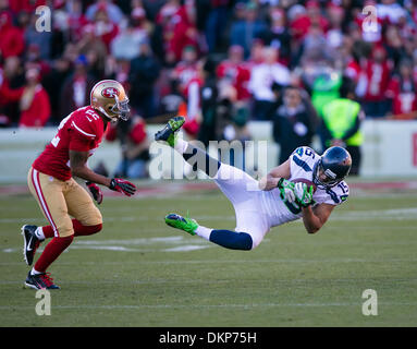San Francisco, CA, USA. Dec 8, 2013. 8 décembre 2013 : Seattle Seahawks wide receiver Jermaine Kearse (15) fait une capture de plongée au cours de la NFL football match entre les Seattle Seahawks et les San Francisco 49ers à Candlestick Park de San Francisco, CA. Les 49ers a battu les Seahawks 19-17. Damon Tarver/Cal Sport Media/Alamy Live News Banque D'Images
