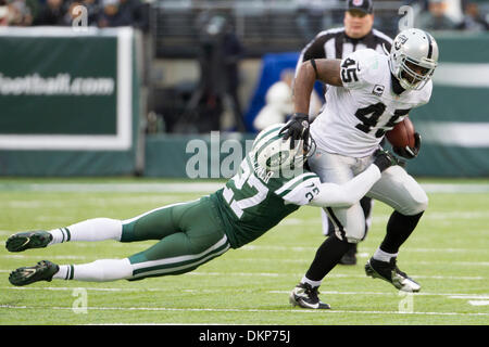 East Rutherford, New Jersey, USA. Dec 8, 2013. 8 décembre 2013 : Oakland Raiders fullback Marcel Reece (45) a l'air de faire New York Jets Dee évoluait modiste (27) qu'il l'exécute avec le ballon au cours de la NFL match entre l'Oakland Raiders et les New York Jets à MetLife Stadium à East Rutherford, New Jersey. Les Jets gagner 37-27. Christopher (Szagola/Cal Sport Media) © csm/Alamy Live News Banque D'Images