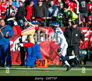 San Francisco, CA, USA. Dec 8, 2013. 8 décembre 2013 : San Francisco 49ers wide receiver Michael Crabtree (15) fait une capture du cirque au cours de la NFL football match entre les Seattle Seahawks et les San Francisco 49ers à Candlestick Park de San Francisco, CA. Les 49ers mènent les Seahawks 16-14 à la mi-temps. © csm/Alamy Live News Banque D'Images