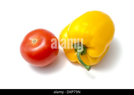 Tomate rouge et jaune sur fond blanc gros plan de poivre Banque D'Images