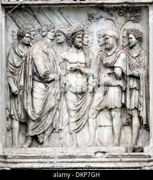 Bas-relief sur l'arc de Trajan, Bénévent, Campanie, Italie Banque D'Images