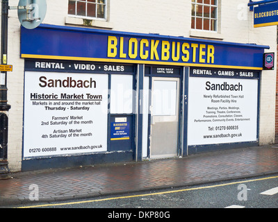 Fermé le magasin Blockbuster en Sandbach, maintenant utilisé pour promouvoir Sandbach marché de la ville historique de Chester, Royaume-Uni Banque D'Images