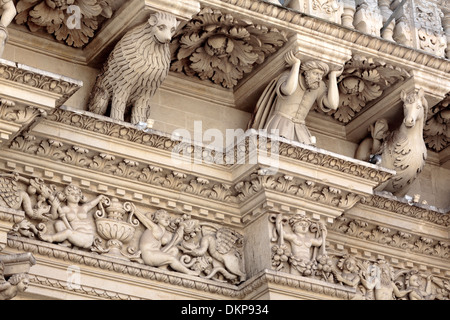 La sculpture de la façade de l'église de la Sainte Croix (Chiesa di Santa Croce), Lecce, Pouilles, Italie Banque D'Images