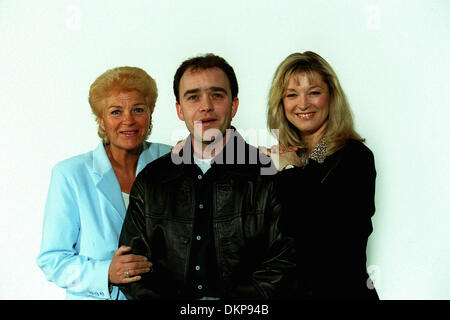 PAM ST CLEMENT,TODD CARTY.GILLIAN TAYLFORTH.06/04/1998.M79F21C.ALLSTAR CRÉDIT :/ Banque D'Images