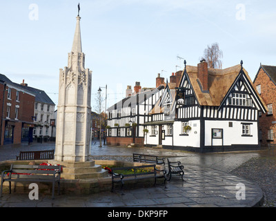 High Street avec mémorial de guerre et pub Ye Olde Black Bear à Sandbach Royaume-Uni Banque D'Images