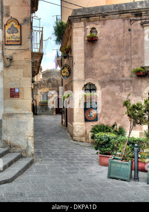 Street dans la vieille ville, Ortigia, Syracuse, Sicile, Italie Banque D'Images