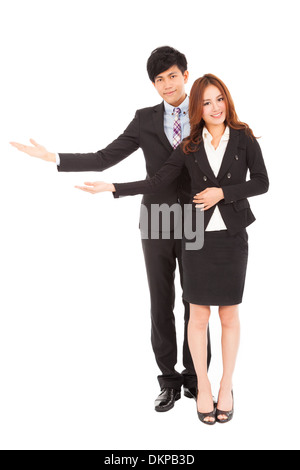 Young smiling business woman et homme au geste de bienvenue Banque D'Images