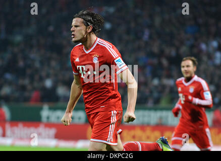 Brême, Allemagne. 07Th Dec, 2013. Daniel van Buyten Munich cheers après son 2:0 but pendant le match de football de la Bundesliga entre le Werder Brême et le Bayern Munich au Weserstadion de Brême, Allemagne, 07 décembre 2013. Photo : CARMEN JASPERSEN/dpa/Alamy Live News Banque D'Images