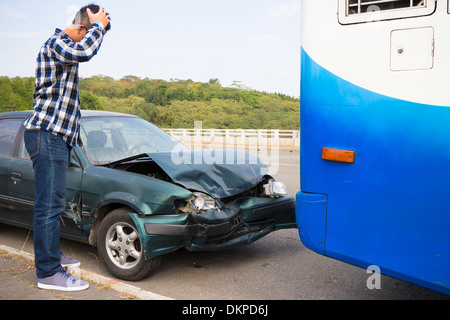 Pilote à la voiture a souligné à l'après accident de la circulation sur la route Banque D'Images