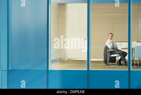 Businessman sitting in conference room Banque D'Images