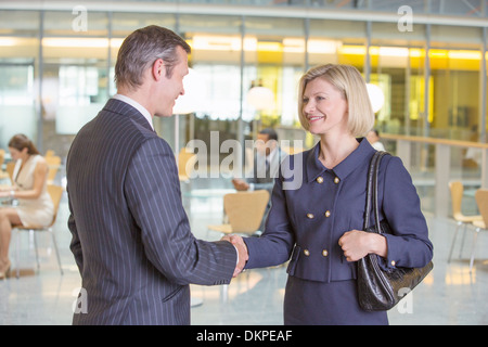 Business people shaking hands in office Banque D'Images