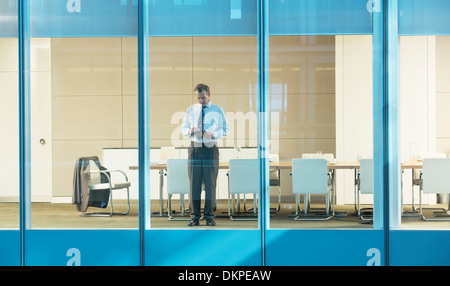 Businessman standing in conference room Banque D'Images