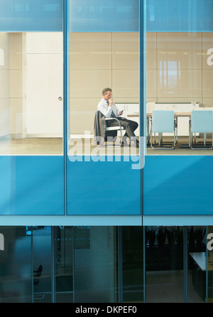 Businessman sitting in conference room Banque D'Images