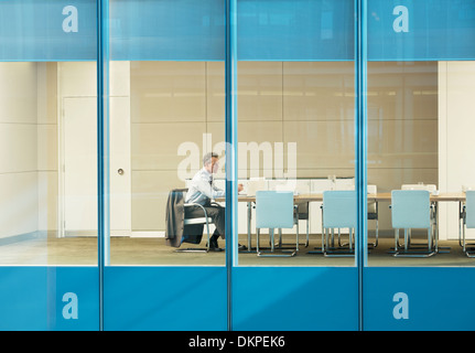 Businessman sitting in conference room Banque D'Images