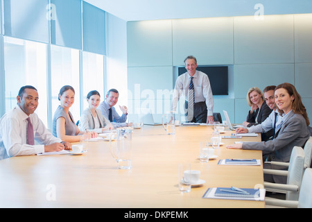 Business people smiling in meeting Banque D'Images