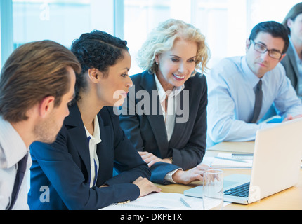 Business people using laptop in meeting Banque D'Images