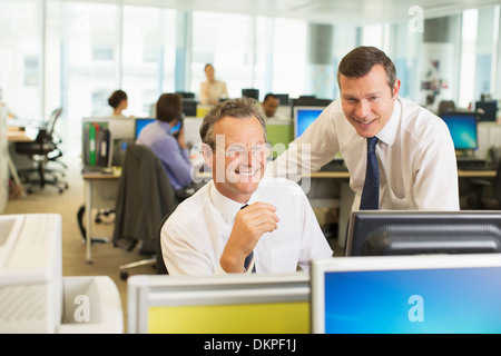 Hommes d'working in office Banque D'Images