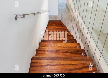 Escalier en bois de maison moderne Banque D'Images