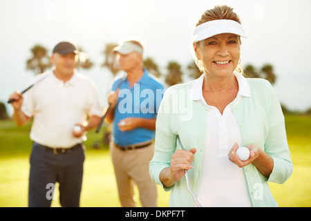 Friends on golf course Banque D'Images