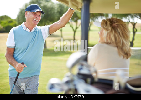 Senior couple in golf cart Banque D'Images