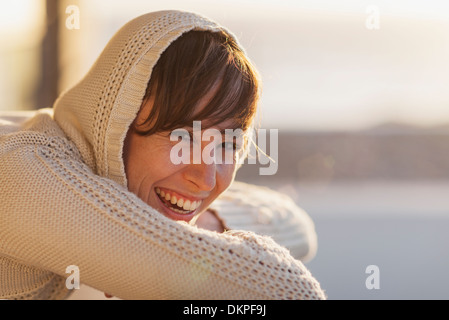 Woman laughing outdoors Banque D'Images