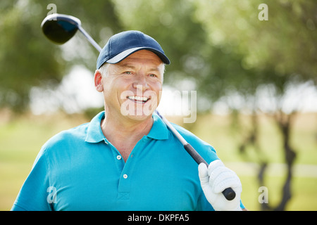 Senior man holding golf club Banque D'Images