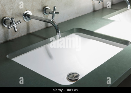 Robinet et évier de salle de bains moderne Banque D'Images