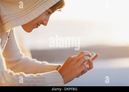 Woman using cell phone outside Banque D'Images