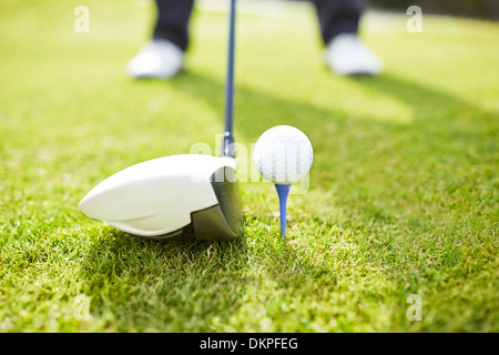 Man playing golf on course Banque D'Images