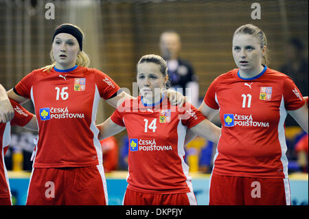 Brno, République tchèque. 7 Décembre, 2013. De gauche à droite : République tchèque Tereza joueurs Urbankova, Denisa Billa et Anna Niemcova photographié pendant les Championnats du Monde de floorball groupe B match contre la Norvège a joué à Brno, en République tchèque, le 7 décembre 2013. © Vaclav Salek/CTK Photo/Alamy Live News Banque D'Images