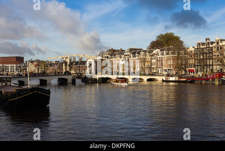 La rivière Amstel Amsterdam Pays-Bas ET LE PONT MAGERE AVEC VOILE SUR LE POINT DE PASSER SOUS ELLE
