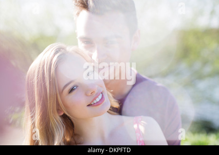 Couple hugging outdoors Banque D'Images