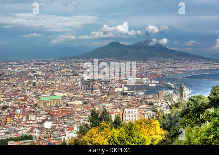 Paysage urbain et le Vésuve à partir de la colline de Vomero, Naples, Campanie, Italie Banque D'Images