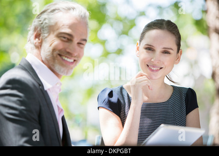 Business people smiling outdoors Banque D'Images