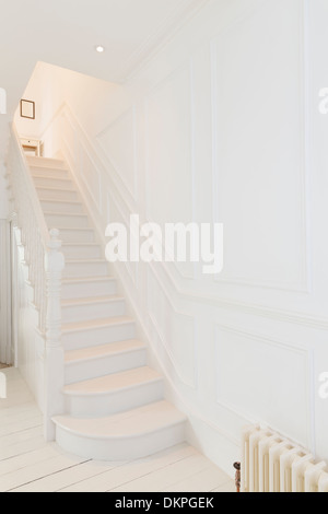 Escalier blanc in modern house Banque D'Images