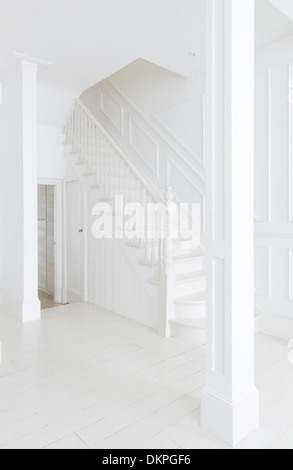 Escalier dans un hall blanc Banque D'Images