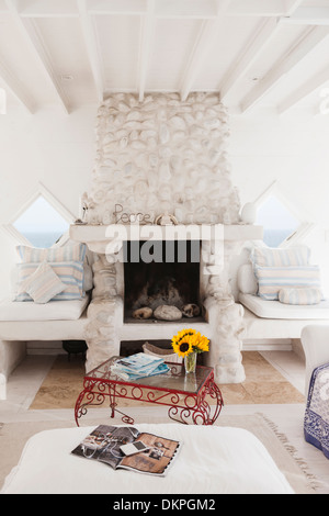 Table basse et une cheminée dans le salon blanc Banque D'Images