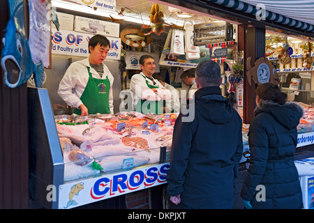 Les gens clients chez Market Trader vendant poisson frais monger York North Yorkshire Angleterre Royaume-Uni GB Grande-Bretagne Banque D'Images