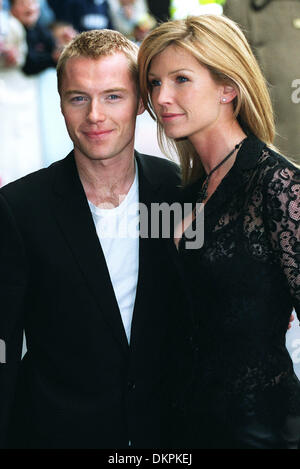 RONAN KEATING & FEMME.chanteur, BOYZONE.NGLAND.The Lancaster Hotel, Londres, E.26/03/2002.BQ43F32C.Â Banque D'Images