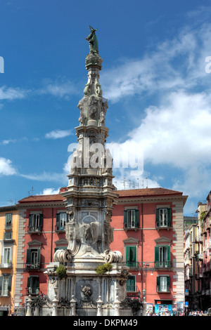 Obélisque Guglia de la Vierge Immaculée (1750), Gesù Nuovo square, Naples, Campanie, Italie Banque D'Images