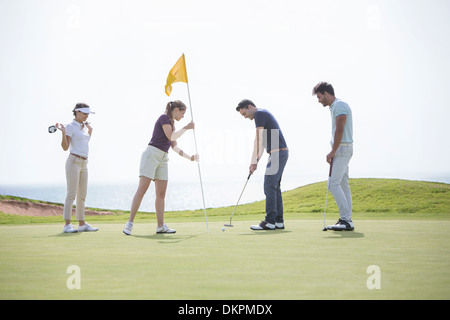 Les amis de mettre on golf course Banque D'Images
