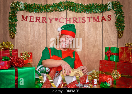Un elf christmas dans l'atelier du père Noël au pôle nord Banque D'Images
