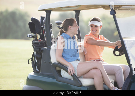 Les femmes au volant panier on golf course Banque D'Images