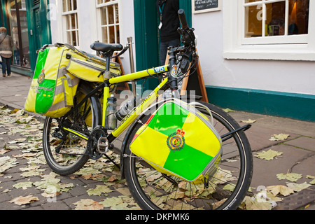 Service d'ambulance Paramedic vélo de Paramedic stationné à Kerbside York North Yorkshire Angleterre Royaume-Uni GB Grande-Bretagne Banque D'Images