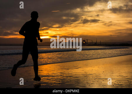 Seaton Carew près de Hartlepool, Angleterre du Nord-Est. UK. 9Th Mar, 2013. Jogger sur Seaton Carew beach au lever du soleil. L'air est plus doux pour le Royaume-Uni de prévision pour la semaine prochaine avec des températures plus élevées que la normale en décembre. Credit : ALANDAWSONPHOTOGRAPHY/Alamy Live News Banque D'Images