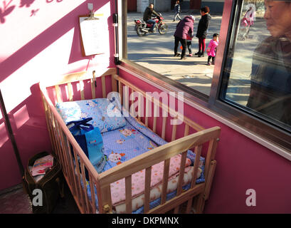 (131209) -- XI'AN, le 9 décembre 2013 (Xinhua) -- Photo prise le 9 décembre 2013 montre l'intérieur de la huche de bébé baby hatch dans Xi'an, capitale de la Province chinoise de Shaanxi nord-ouest. Le premier bébé l'éclosion de la province du Shaanxi, a été mis en service à Xi'an récemment. Le havre a reçu un bébé abandonné le 4 décembre. La mise en place de tours d'abandon est un sujet chaudement débattu en Chine comme beaucoup le pensent la 'baby haven' peut réduire le sentiment de culpabilité des parents et d'encourager de tels actes. Mais sans ces lieux sûrs, les parents cachent les nouveau-nés dans des lieux cachés qui ne sont pas facilement être trouvés, causant la mort de nombreux bab indésirables Banque D'Images