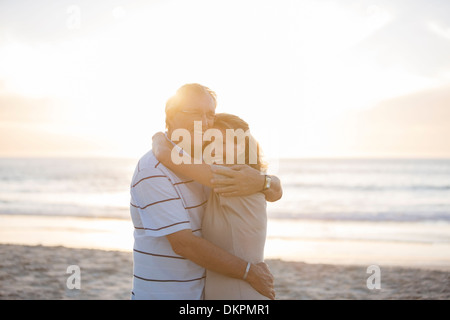 Senior couple hugging on beach Banque D'Images