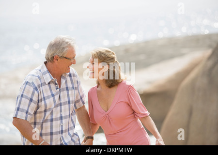 Vieux couple holding hands on beach Banque D'Images